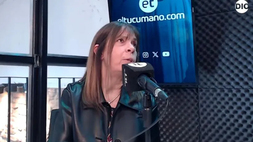 Dolores Pujol durante la entrevista en FM La Tucumana