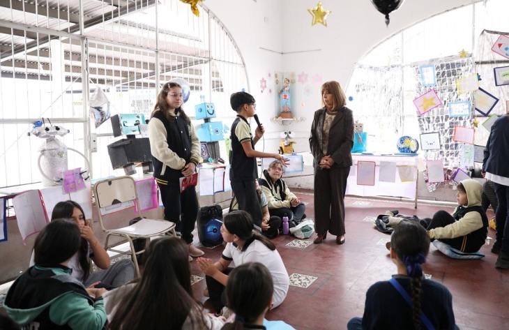 Estudiantes y docentes participando de la Maratón Nacional de Lectura en la Escuela Ciudadela de Tucumán