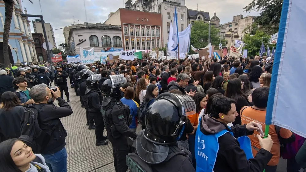 Marcha universitaria en Tucumán frente al Rectorado de la UNT