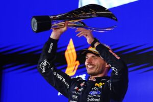 Max Verstappen celebrando en el podio del Gran Premio de Singapur de Fórmula 1