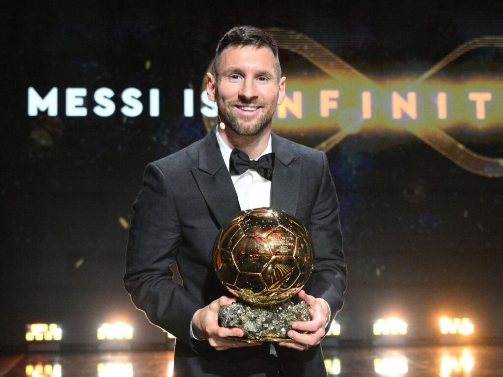 Lionel Messi con el trofeo del Balón de Oro