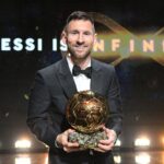 Lionel Messi con el trofeo del Balón de Oro