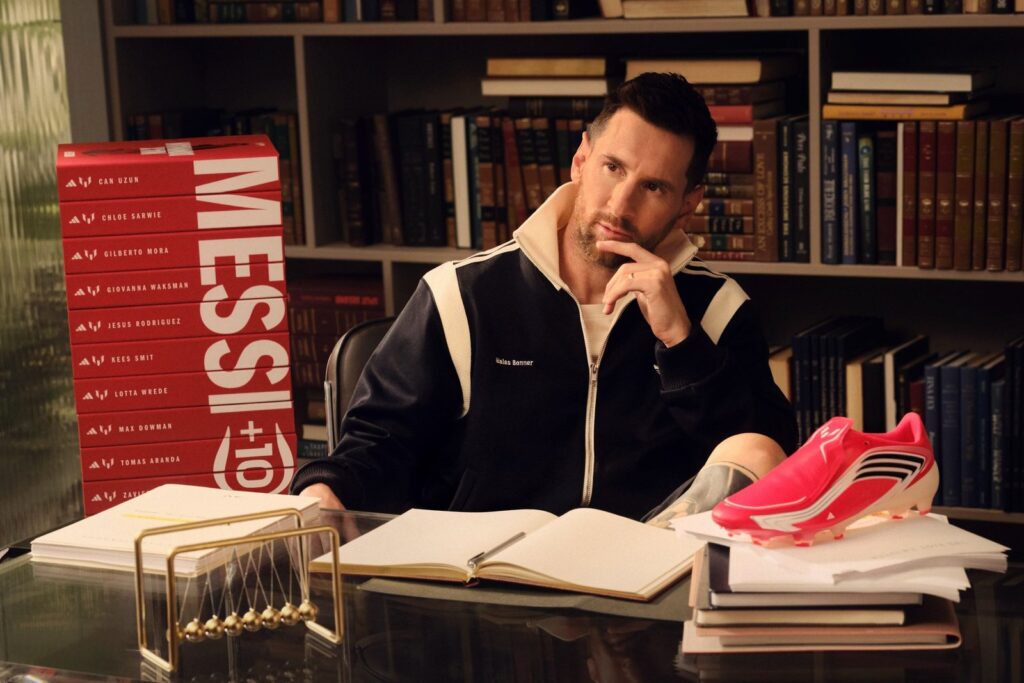 Lionel Messi sentado frente a un escritorio durante la campaña publicitaria 'Messi +10'
