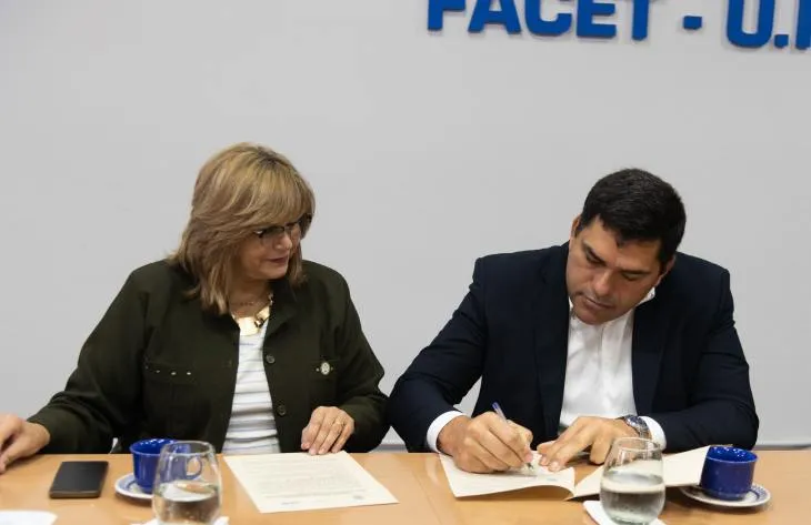 Firma de convenio entre el Ministerio de Obras y la FACET de la UNT