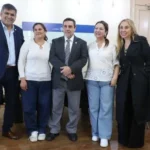 Autoridades del Ministerio de Salud de Tucumán junto a María Alcira Quinteros en la entrega de la prótesis