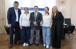 Autoridades del Ministerio de Salud de Tucumán junto a María Alcira Quinteros en la entrega de la prótesis