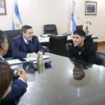 Jorgito Barrionuevo junto a autoridades del Ministerio de Salud Pública de Tucumán durante la reunión de prevención vial