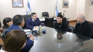 Jorgito Barrionuevo junto a autoridades del Ministerio de Salud Pública de Tucumán durante la reunión de prevención vial