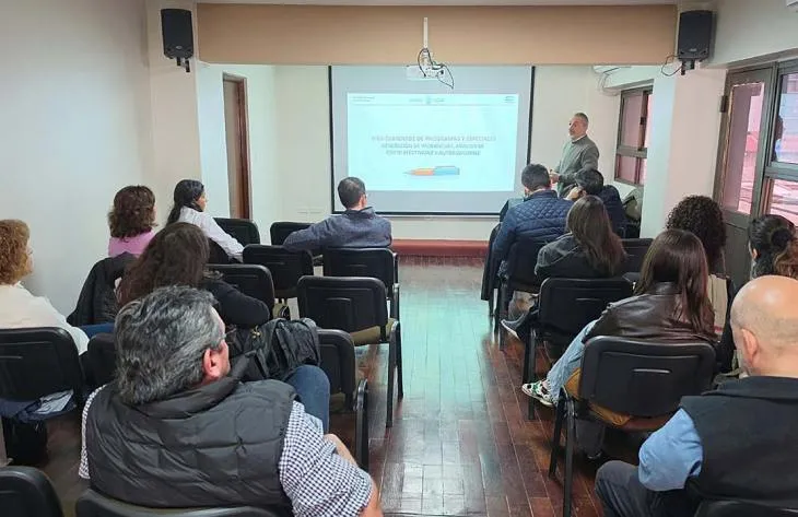 Profesionales de la salud durante el evento en el Colegio Médico