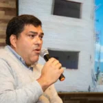 Ministro Marcelo Nazur disertando en la FACET sobre prevención hídrica