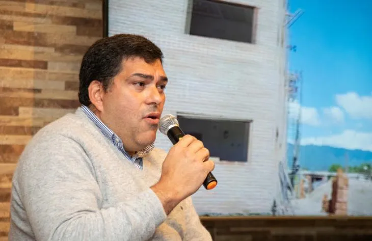 Ministro Marcelo Nazur disertando en la FACET sobre prevención hídrica