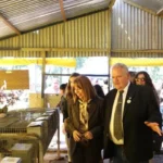 Ministra Susana Montaldo recorriendo los stands de la muestra pedagógica en la Escuela Agrotécnica de Trancas