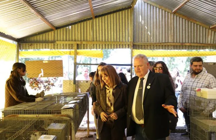 Ministra Susana Montaldo recorriendo los stands de la muestra pedagógica en la Escuela Agrotécnica de Trancas