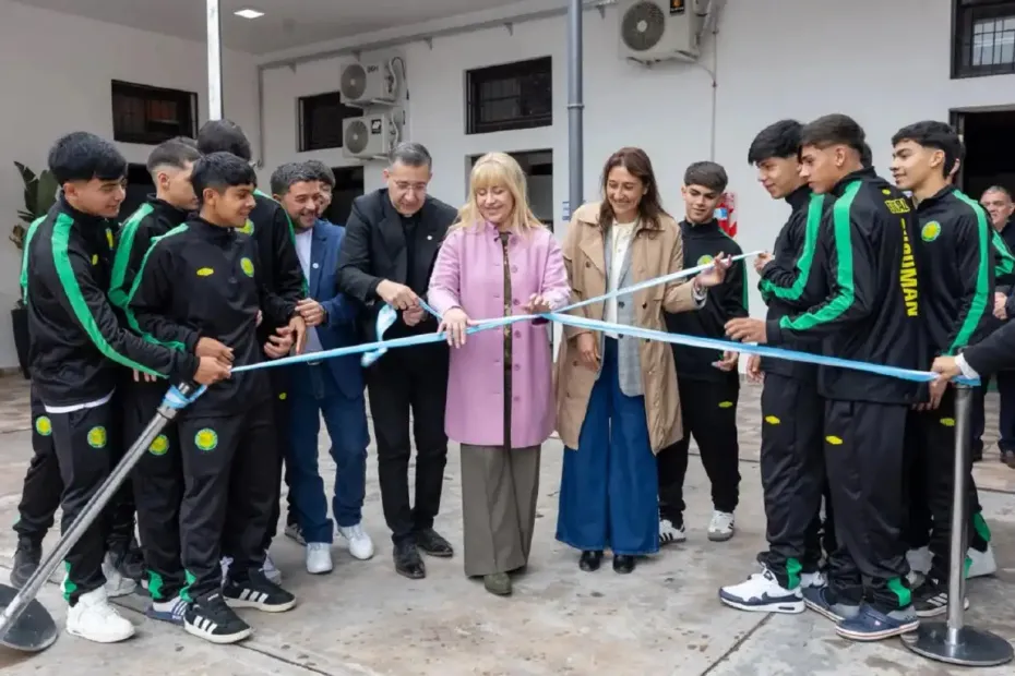 Fachada del Refugio León XIV en el Complejo Ledesma durante su inauguración