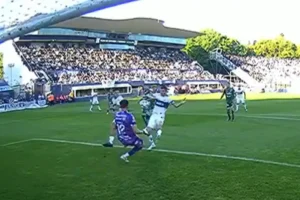 Ignacio Fernández celebrando el gol para Gimnasia ante Sarmiento
