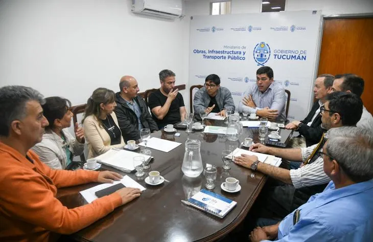Reunión entre autoridades provinciales y vecinos de Los Vallistos por obras de prevención hídrica