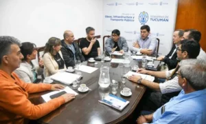 Autoridades provinciales y municipales durante la reunión con vecinos de Los Vallistos