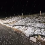 Cumbres de los cerros que rodean Tafí del Valle cubiertas de nieve en octubre
