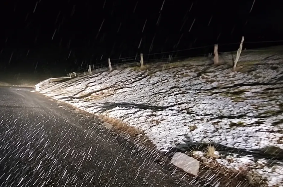 Cumbres de los cerros que rodean Tafí del Valle cubiertas de nieve en octubre