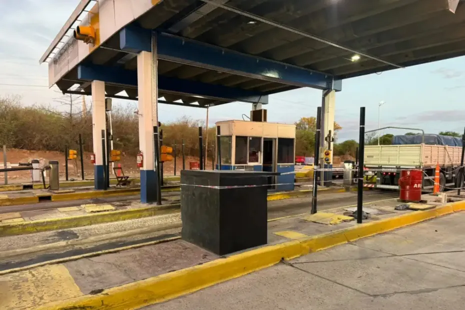 Cabina de peaje en la ruta nacional del NOA con vehículos esperando