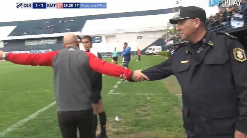 Alejandro Orfila, director técnico de San Martín de Tucumán, expulsado durante el partido contra Quilmes