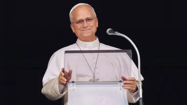 El papa León XIV durante un saludo desde el Vaticano