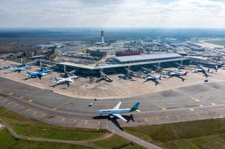 Pasajeros afectados por cancelaciones de vuelos de Plus Ultra en aeropuerto