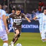 Jugadores de Platense y Atlético Tucumán disputando un balón bajo la lluvia durante las semifinales de la Copa Argentina