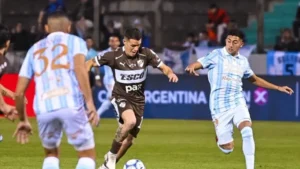 Jugadores de Platense y Atlético Tucumán disputando un balón bajo la lluvia durante las semifinales de la Copa Argentina