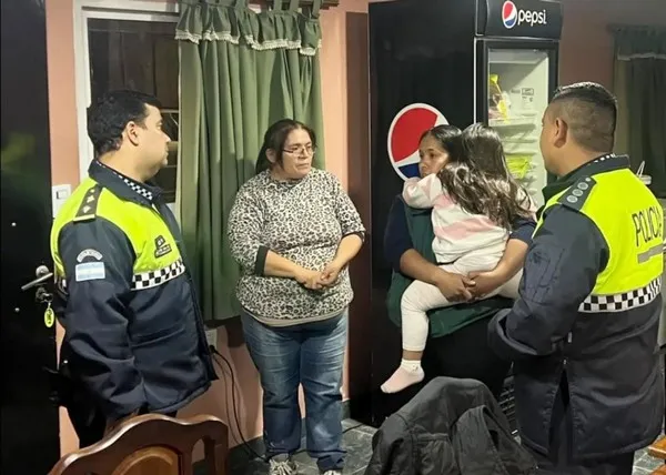 Móvil policial en la vía pública
