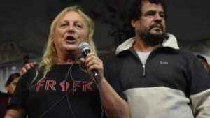 Rubén "Pollo" Sobrero durante una entrevista radial en Tucumán