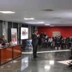 Autoridades y estudiantes durante la premiación del concurso de cortometrajes sobre bullying en la Legislatura de Tucumán