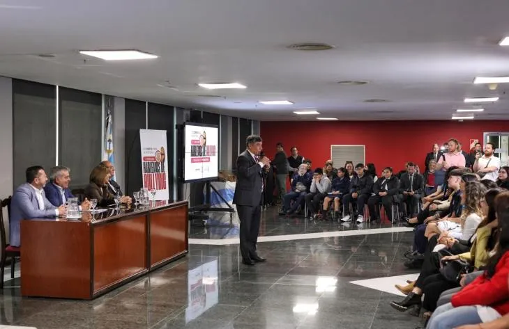 Autoridades y estudiantes durante la premiación del concurso de cortometrajes sobre bullying en la Legislatura de Tucumán