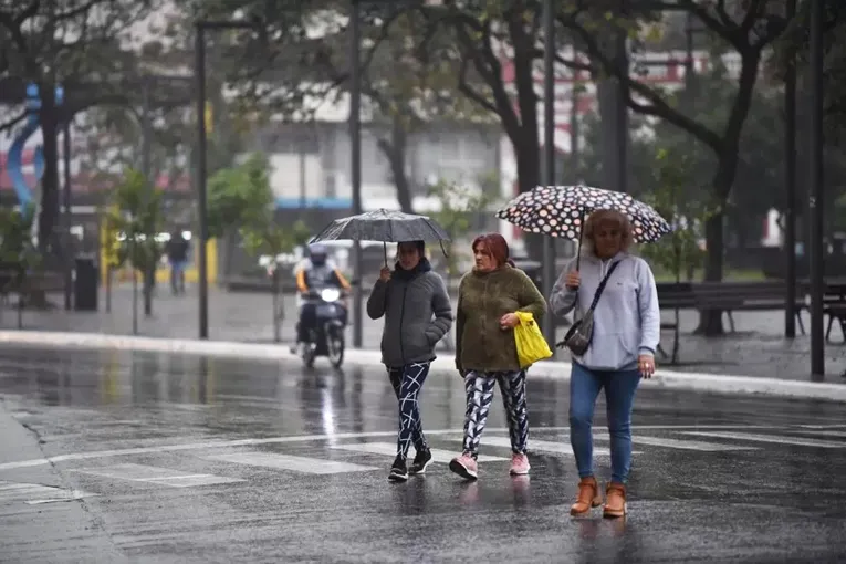 Cielo nublado sobre San Miguel de Tucumán durante un domingo fresco con probabilidades de lluvia