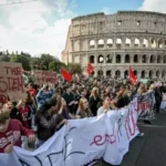 Manifestantes durante una protesta en Italia contra el gobierno de Giorgia Meloni