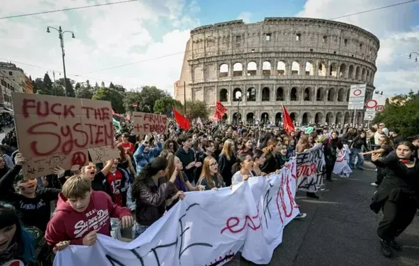 Manifestantes durante una protesta en Italia contra el gobierno de Giorgia Meloni