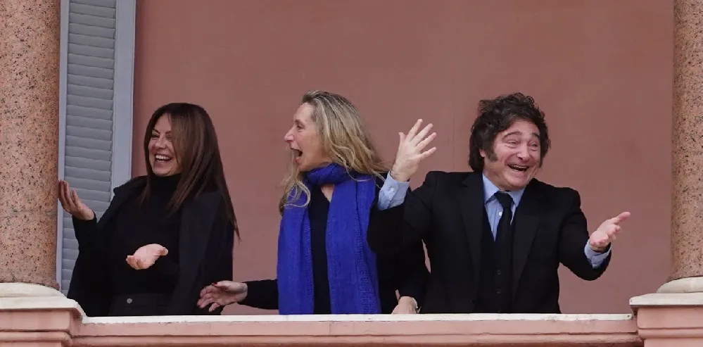 Javier Milei haciendo el gesto six-seven en el balcón de Casa Rosada