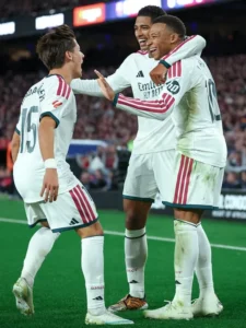 Arda Guler, Jude Bellingham y Kylian Mbappe celebran el gol del triunfo del Real Madrid ante el Barcelona.