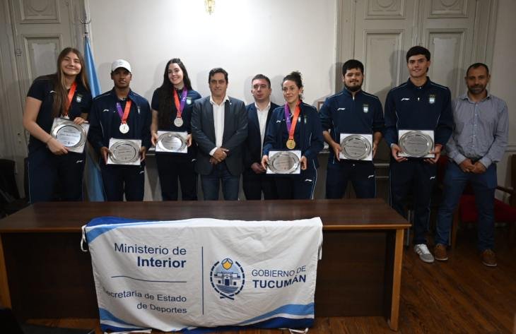 Autoridades provinciales y deportistas tucumanos durante el acto de reconocimiento por los Juegos Odesur 2026