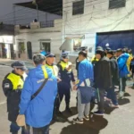 Hinchas de Rosario Central siendo requisados por la Policía antes del partido ante Atlético Tucumán