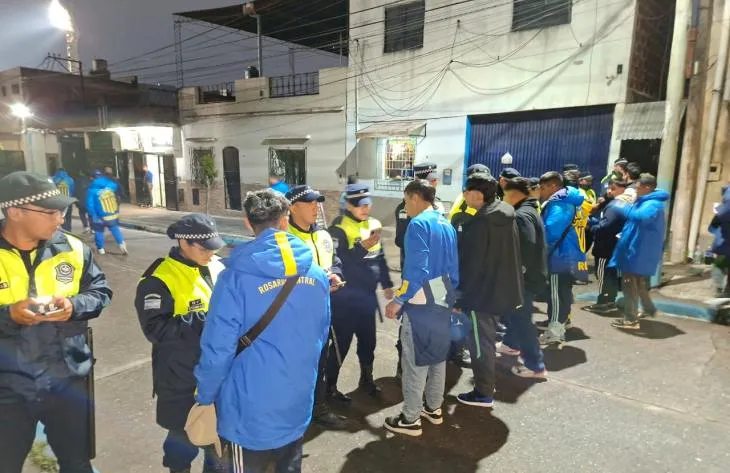Hinchas de Rosario Central siendo requisados por la Policía antes del partido ante Atlético Tucumán