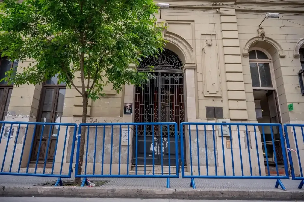 Vereda frente a la Biblioteca Alberdi con vallado preventivo por riesgo de desprendimientos