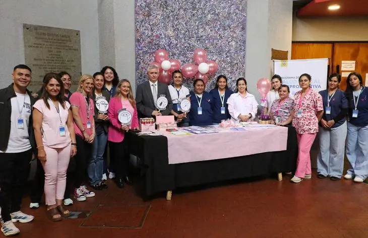 Estudiantes secundarios participando de las actividades del Rosa Fest Teens en el Teatro Orestes Caviglia