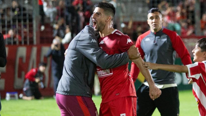 Jugadores de San Martín de Tucumán celebrando el gol de Santiago Briñone ante Gimnasia y Tiro en La Ciudadela