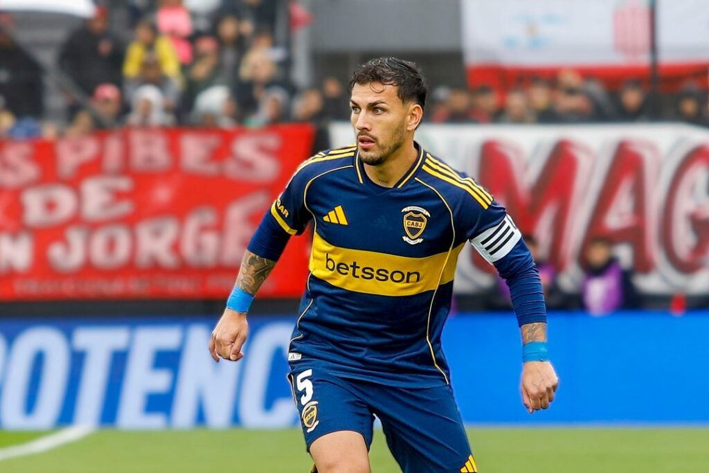 Leandro Paredes durante un partido con la camiseta de Boca