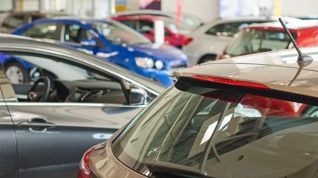 Subasta online de vehículos con modelos Toyota y Renault