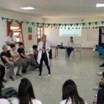 Estudiantes y profesionales de la salud durante el taller en la Escuela Scalabrini Ortiz