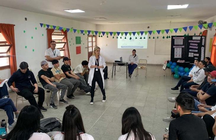 Estudiantes y profesionales de la salud durante el taller en la Escuela Scalabrini Ortiz