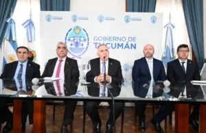 Gobernador Osvaldo Jaldo y ministro Daniel Abad durante el anuncio de subsidios eléctricos en Casa de Gobierno