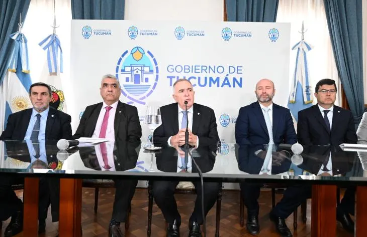 Gobernador Osvaldo Jaldo y ministro Daniel Abad durante el anuncio de subsidios eléctricos en Casa de Gobierno